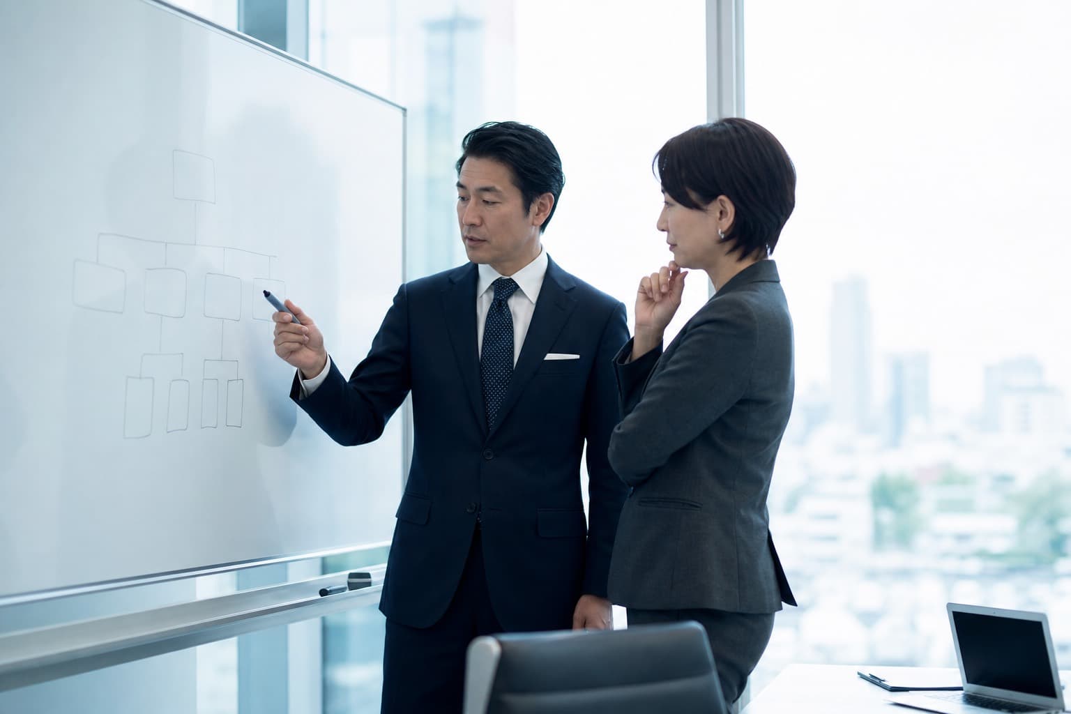 ホワイトボードを見ながら対話する様子